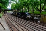 NS 4653 leads westbound manifest freight train through the Allegheny Commons Park 